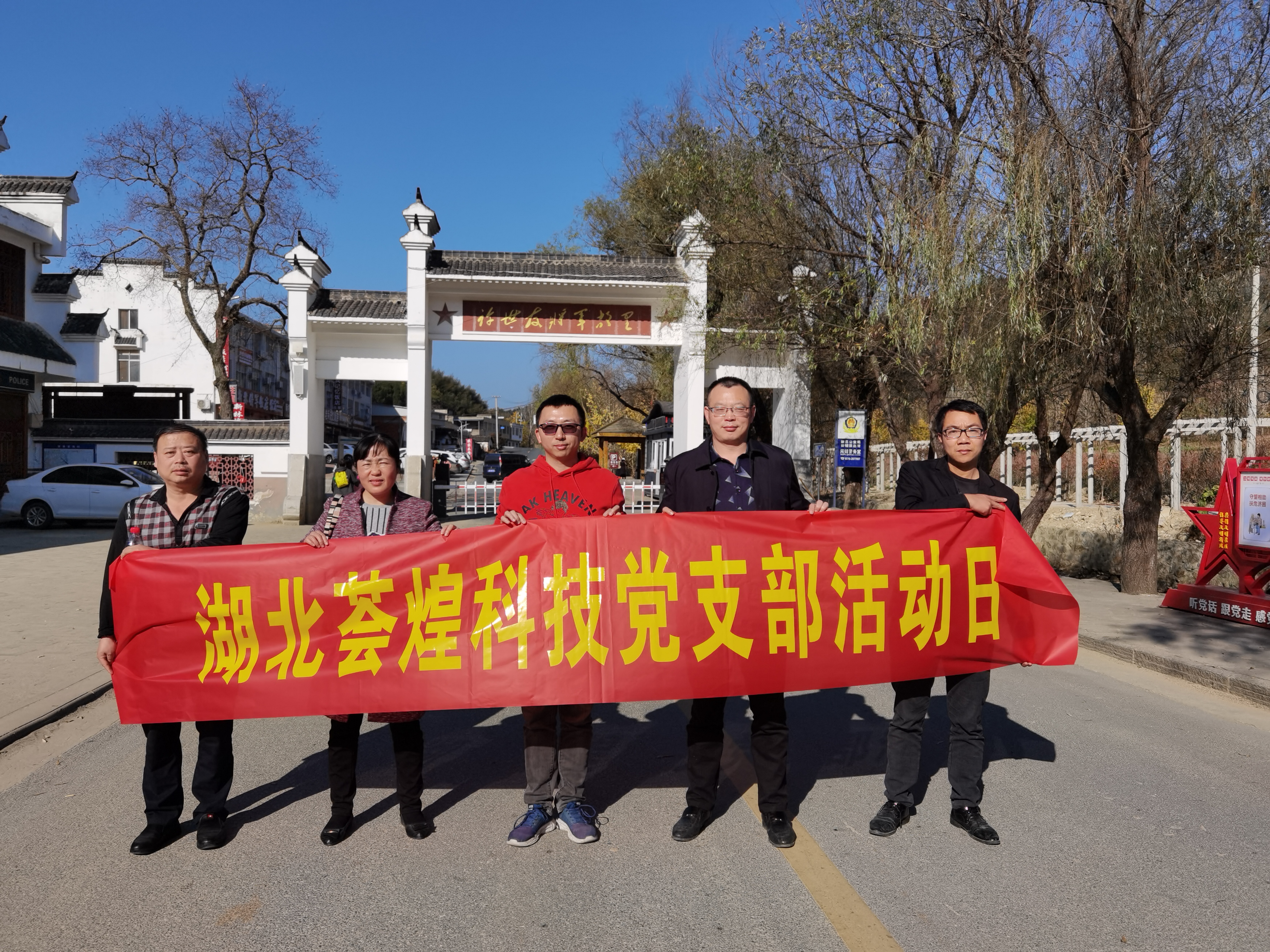 參觀(guān)烈士公墓  感悟革命精神